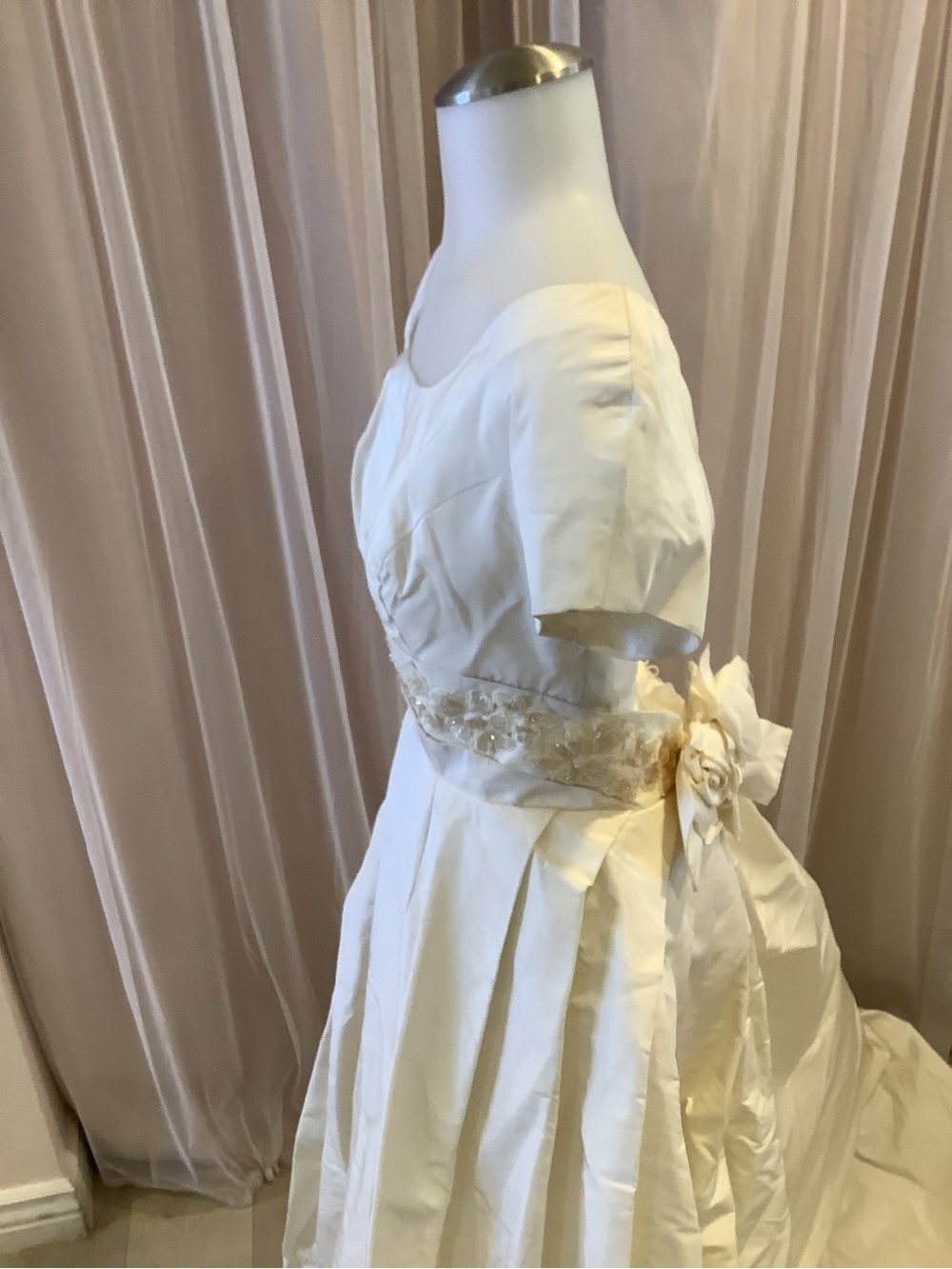 “C5” Vintage Ivory A-Line Dress with Bow Back - Picture 7 of 10